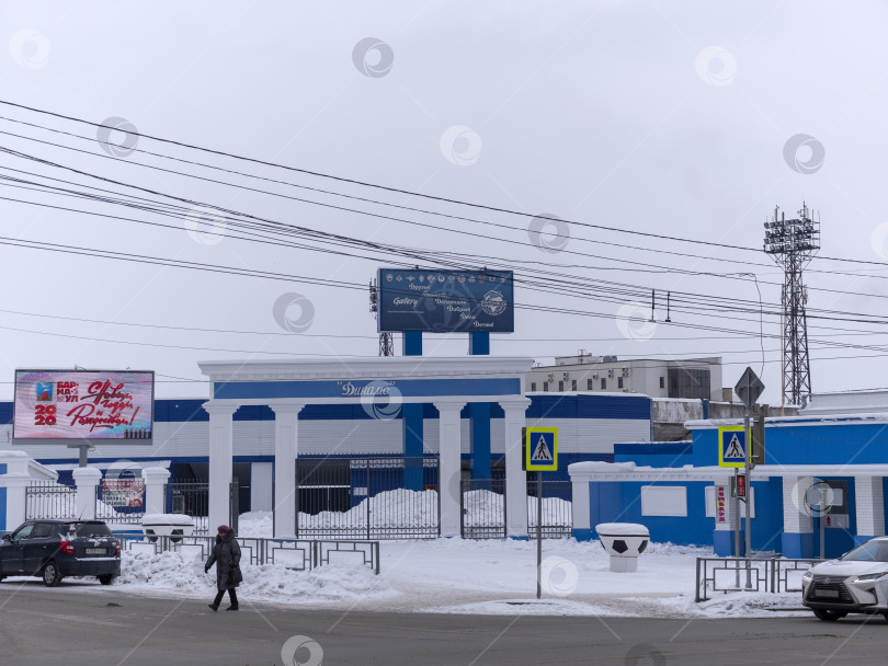 Скачать БАРНАУЛ - 19 декабря Люди прогуливаются возле стадиона "Динамо" зимой в Барнауле 19 декабря 2019 года в Барнауле, Россия. фотосток Ozero