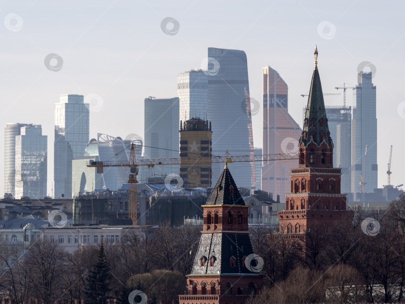 Скачать МОСКВА - 14 октября: Московские современные здания из стекла и стали, небоскребы на фоне неба 14 октября 2017 года в Москве, Россия фотосток Ozero