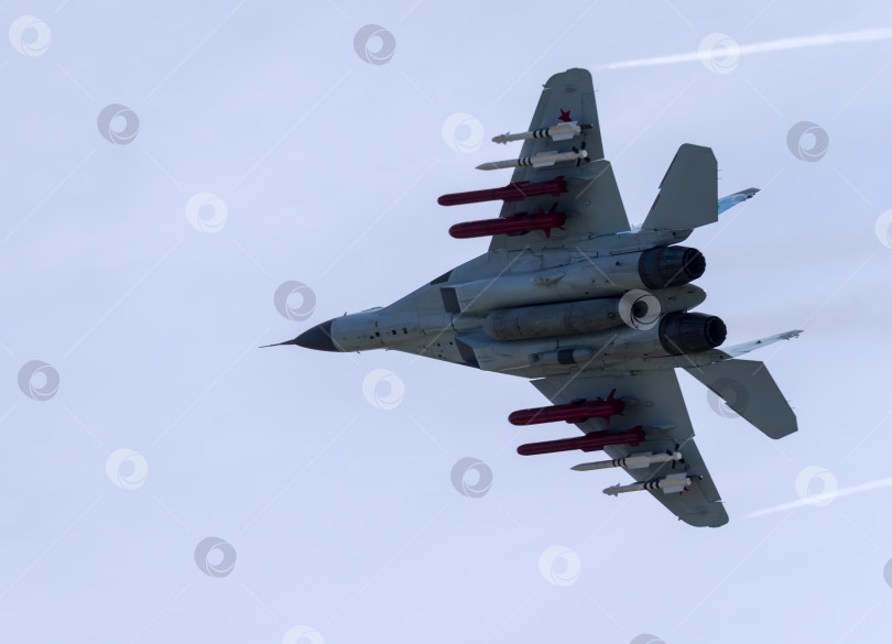 Скачать Москва, Россия, аэродром Жуковский, 25 июля 2021 года: самолет высшего пилотажа МиГ-35 выполняет демонстрационный полет на международном аэрокосмическом салоне МАКС-2021 фотосток Ozero