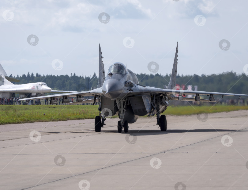 Скачать Москва, Россия, аэродром Жуковский, 31 августа 2019 года: пилотажная группа "Стрижи" на МиГ-29 выполняет демонстрационный полет в рамках международного аэрокосмического салона МАКС-2019 фотосток Ozero