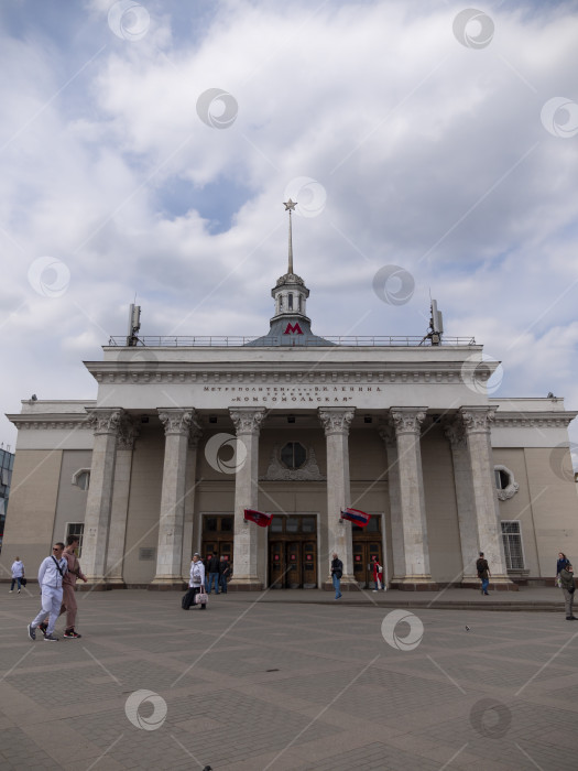 Скачать МОСКВА, РОССИЯ - 6 мая 2022 года: станция метро "Комсомольская". Здание украшает шпиль, увенчанный звездой, внушительный портик во весь рост со стилизованными коринфскими колоннами фотосток Ozero