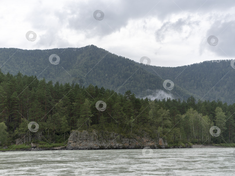 Скачать Волны, брызги и пена, река Катунь в горах Алтая. Сибирь, Россия фотосток Ozero