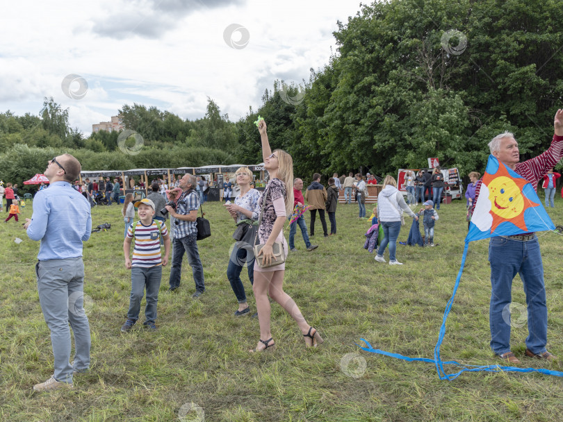 Скачать МОСКВА - 27 августа: девушка запускает воздушного змея в парке 27 августа 2017 года в Москве, Россия фотосток Ozero