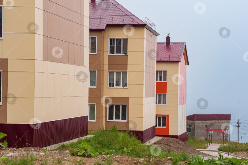 Скачать городской пейзаж поселка Южно-Курильск на острове Кунашир фотосток Ozero