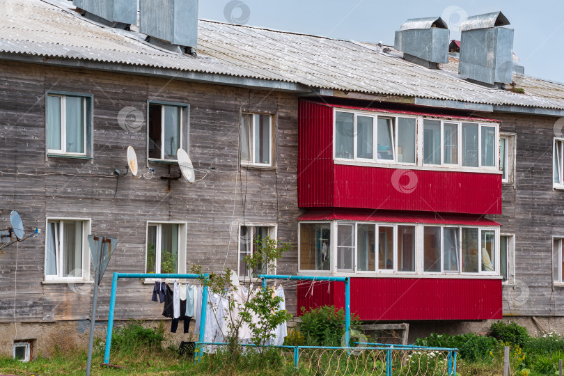 Скачать старый деревянный дом в провинциальном городке фотосток Ozero