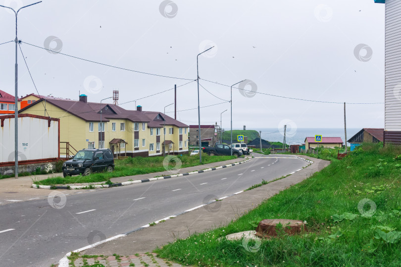 Скачать пейзаж поселка Южно-Курильск на острове Кунашир фотосток Ozero