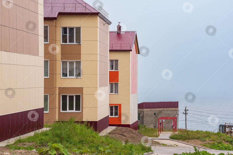 Скачать городской пейзаж поселка Южно-Курильск на острове Кунашир фотосток Ozero