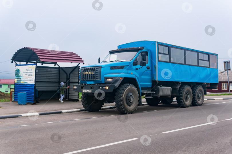 Скачать автобус на базе внедорожного грузовика на улице поселка на острове Кунашир фотосток Ozero