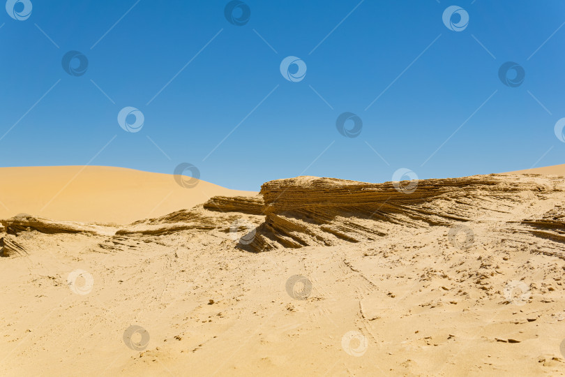 Скачать пустынный ландшафт, слоистые отложения в песчаной пустыне фотосток Ozero