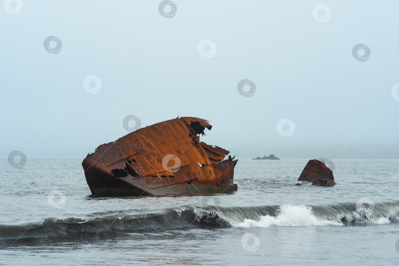 Скачать старое кораблекрушение, обломки корабля, выброшенные на берег на фоне туманного морского пейзажа фотосток Ozero