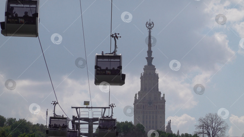 Скачать Москва, Россия - 25 июля 2019 года: Московская канатная дорога в Лужниках фотосток Ozero