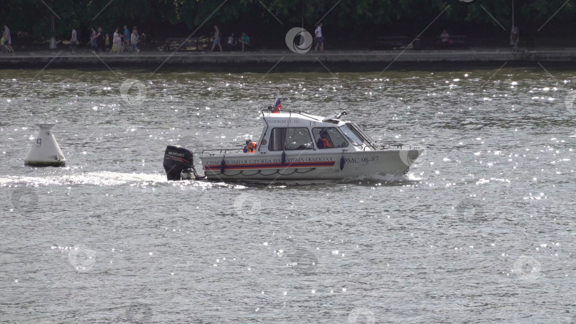 Скачать МОСКВА - 25 июля: Катер МЧС России плывет по Москве-реке 25 июля 2019 года в Москве, Россия фотосток Ozero
