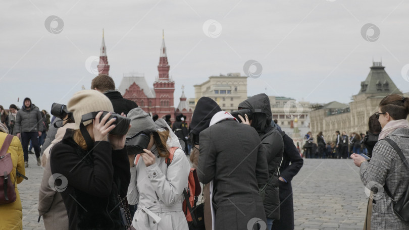 Скачать МОСКВА - 27 мая 2019 года: Экскурсия для туристов по историческим местам с использованием шлемов виртуальной реальности и Московского Кремля на Красной площади 27 мая 2019 года в Москве, Россия фотосток Ozero