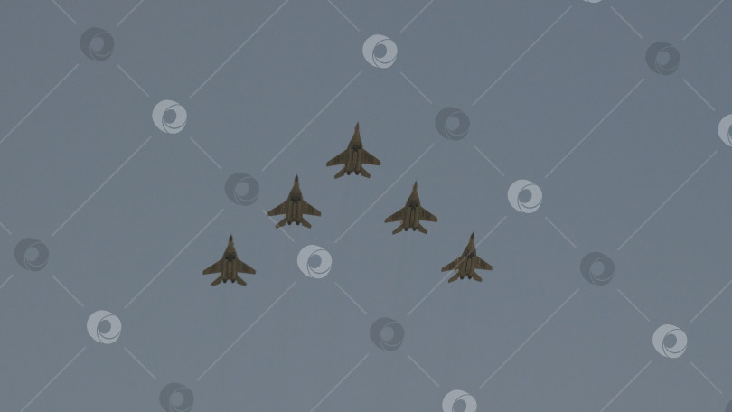 Скачать МОСКВА - 7 мая: Четыре бомбардировщика Су-34 летят в небе на учебном параде в честь победы в Великой Отечественной войне 7 мая 2019 года в Москве, Россия фотосток Ozero