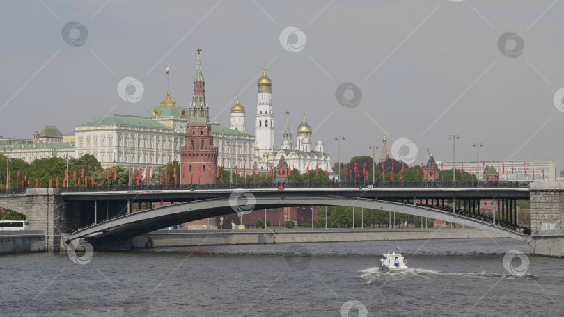 Скачать МОСКВА - 24 июля 2019 года: Красная площадь в Москве. Собор Василия Блаженного и Спасская башня 24 июля 2019 года в Москве, Россия фотосток Ozero