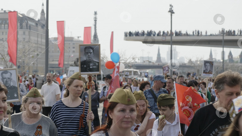 Скачать МОСКВА, РОССИЯ, 09 мая 2019 года: Более миллиона человек всех возрастов принимают участие в параде "Бессмертный полк", посвященном памяти близких, павших во Второй мировой войне, после государственного парада Победы фотосток Ozero