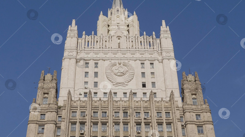 Скачать МОСКВА, РОССИЯ - 27 июля 2019 года: Главное здание Министерства иностранных дел является одним из семи знаменитых небоскребов, построенных в сталинском стиле 27 июля 2019 года в Москве, Россия фотосток Ozero
