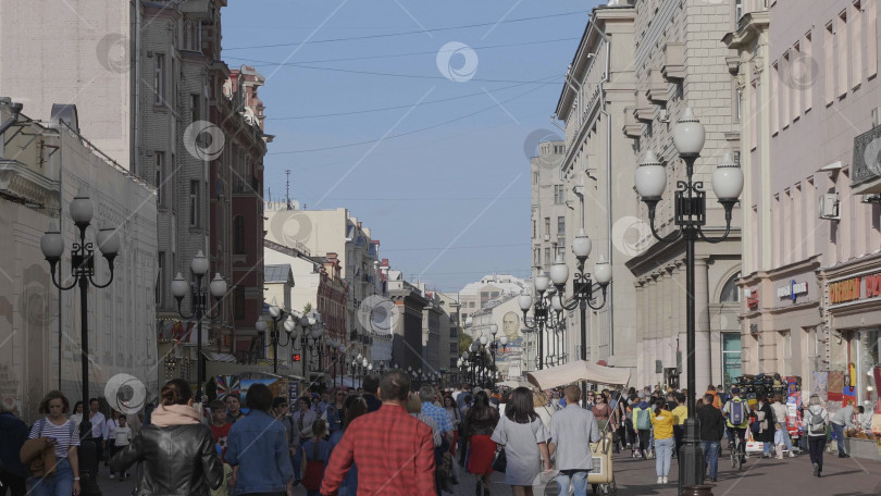 Скачать МОСКВА - 27 июля: Прогулка людей по Старому Арбату 27 июля 2019 года в Москве, Россия фотосток Ozero