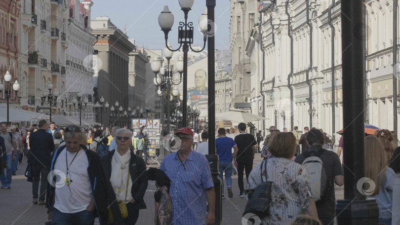 Скачать МОСКВА - 27 июля: Прогулка людей по Старому Арбату 27 июля 2019 года в Москве, Россия фотосток Ozero