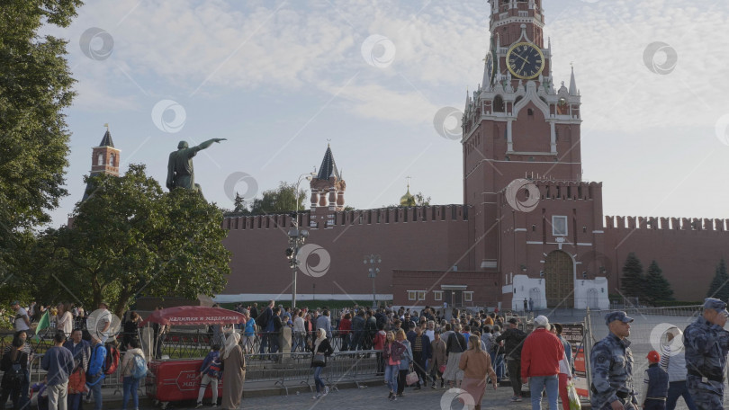 Скачать МОСКВА - 27 июля: Красная площадь и Спасская башня 27 июля 2019 года в Москве, Россия фотосток Ozero