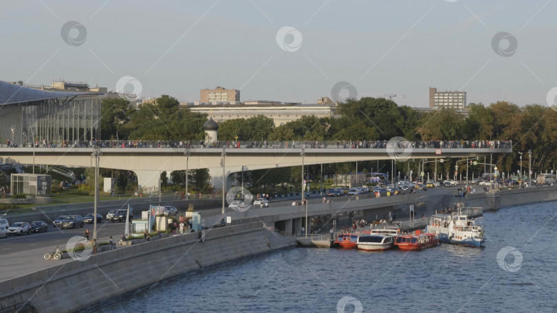 Скачать МОСКВА - 25 июля: Фрагмент наплавного моста парка Зарядье в Москве на фоне неба 25 июля 2019 года в Москве, Россия фотосток Ozero