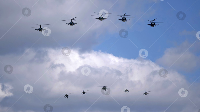 Скачать МОСКВА, РОССИЯ - 7 мая 2021 года: Авиапарад в Москве. Ударный вертолет Камов Ка-52 "Аллигатор" летит в небе на параде Победы во Второй мировой войне в Москве, Россия фотосток Ozero