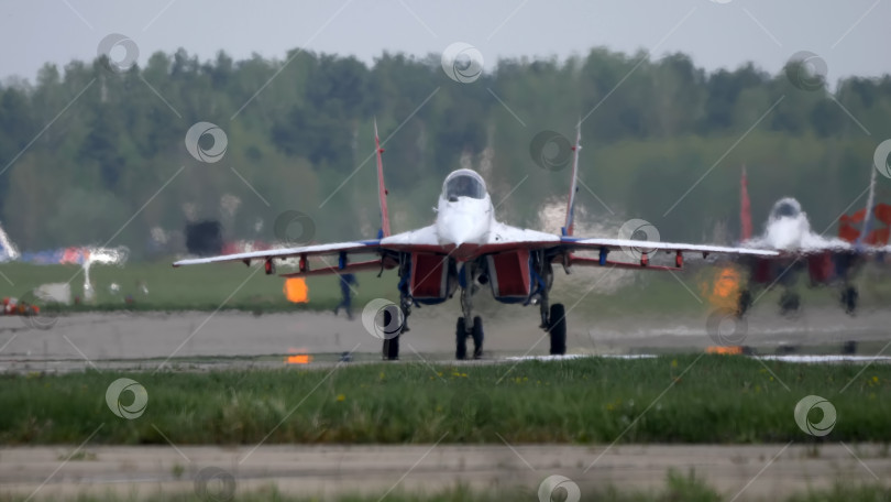 Скачать Москва, Россия, аэродром Жуковский, 31 августа 2019 года: пилотажная группа "Стрижи" на МиГ-29 выполняет демонстрационный полет в рамках международного аэрокосмического салона МАКС-2019 фотосток Ozero