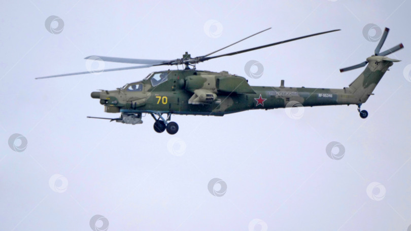 Скачать КУБИНКА, РОССИЯ - 15 мая 2021 года: Мероприятие, посвященное 30-летию ударных вертолетов Ми-28, пилотажной группы "СТРИЖИ" фотосток Ozero