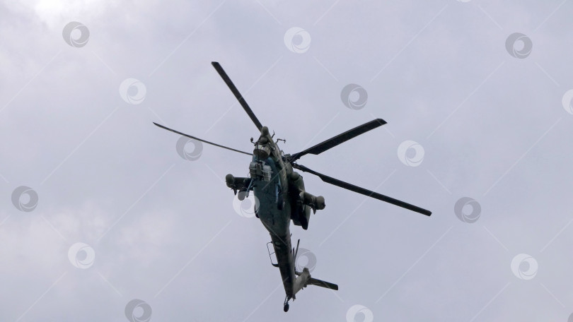 Скачать КУБИНКА, РОССИЯ - 15 мая 2021 года: Мероприятие, посвященное 30-летию ударных вертолетов Ми-28, пилотажной группы "СТРИЖИ" фотосток Ozero