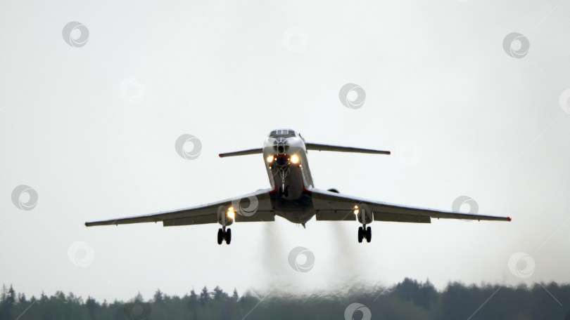 Скачать КУБИНКА, РОССИЯ - 15 мая 2021 года: Взлет пилотажной группы Ту-134 "СТРИЖИ", мероприятие, посвященное 30-летию. фотосток Ozero