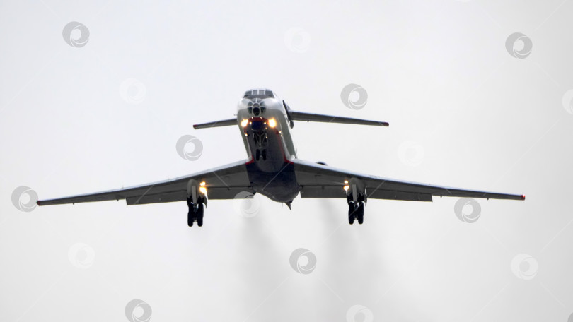 Скачать КУБИНКА, РОССИЯ - 15 мая 2021 года: Взлет пилотажной группы Ту-134 "СТРИЖИ", мероприятие, посвященное 30-летию. фотосток Ozero