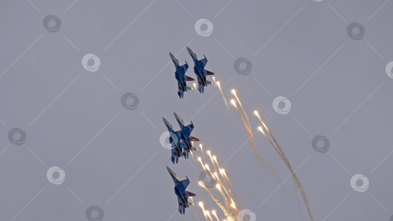 Скачать Москва, Россия, аэродром Жуковский, 25 июля 2021 года: Пилотажные группы "Русские витязи" на самолетах Су-35 международного аэрокосмического салона МАКС-2021 фотосток Ozero