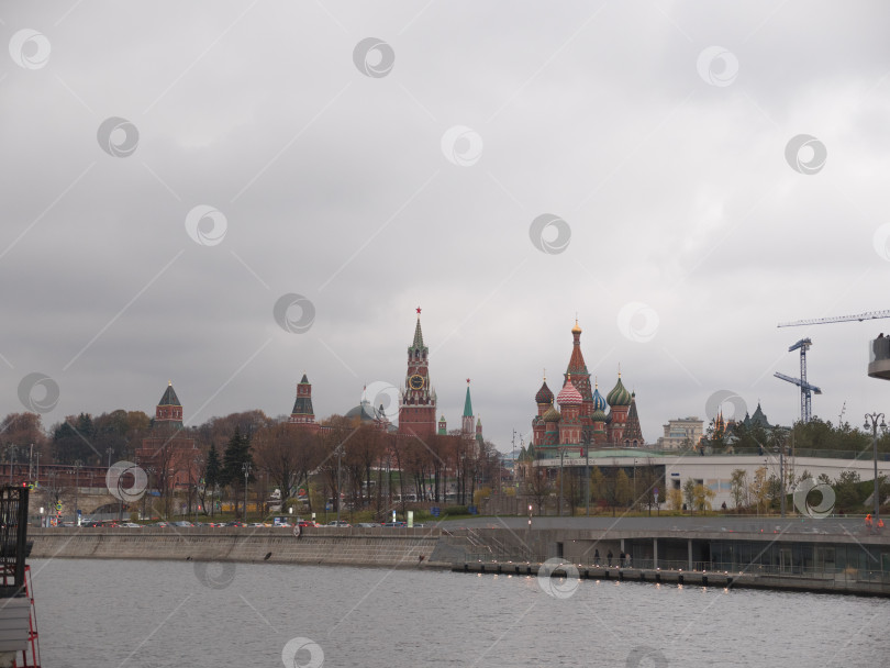 Скачать Серый и мрачный день, Москва-река, залив, панорама кремля. фотосток Ozero