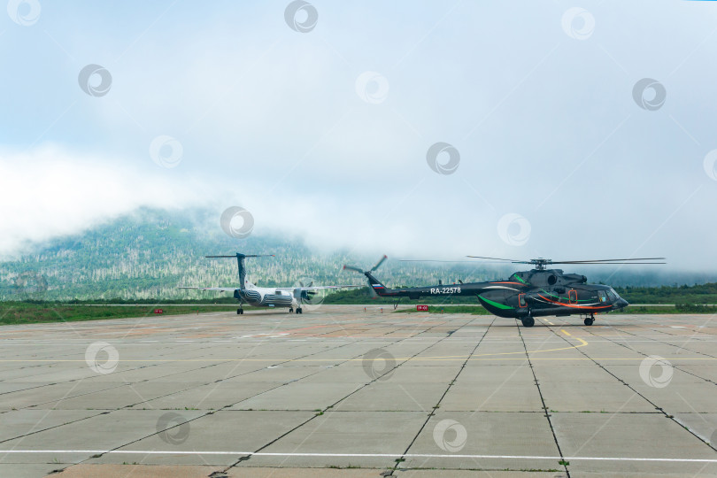 Скачать вертолет и самолет в аэропорту острова Кунашир готовятся к взлету фотосток Ozero