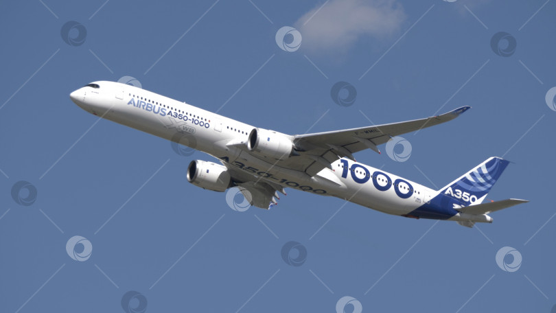 Скачать Москва, Россия, аэродром Жуковский, 25 июля 2021 года: Пассажирский самолет Airbus A350 в демонстрационном полете международного аэрокосмического салона МАКС-2021 фотосток Ozero