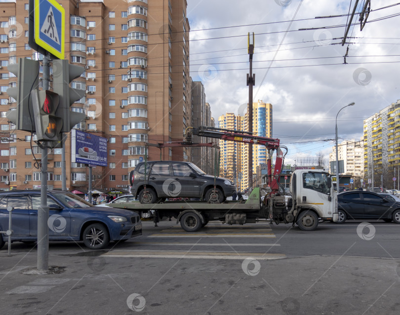 Скачать МОСКВА, РОССИЯ - 02 НОЯБРЯ 2019 года : Эвакуатор, перевозящий автомобиль по автостраде Freeway Highway фотосток Ozero