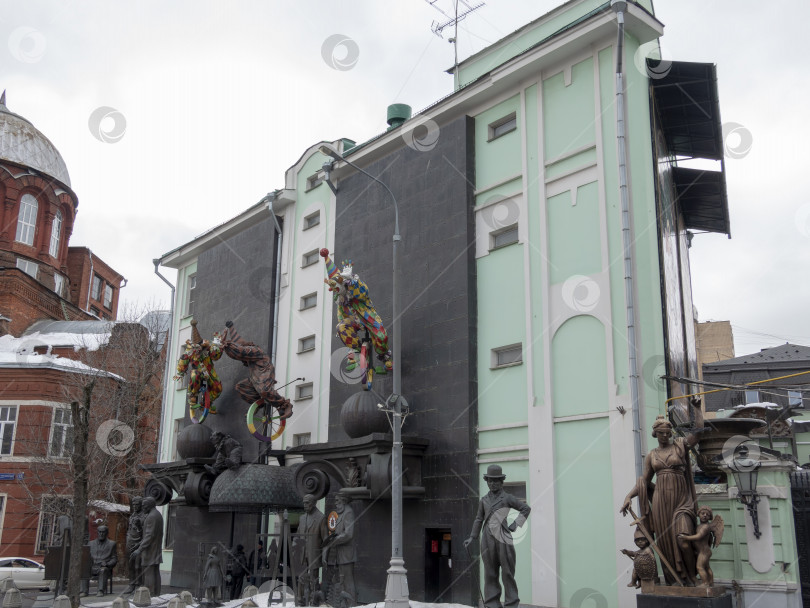 Скачать МОСКВА, РОССИЯ - 02 ноября 2019 года : Скульптурная группа возле музея-мастерской Зураба Церетели. фотосток Ozero