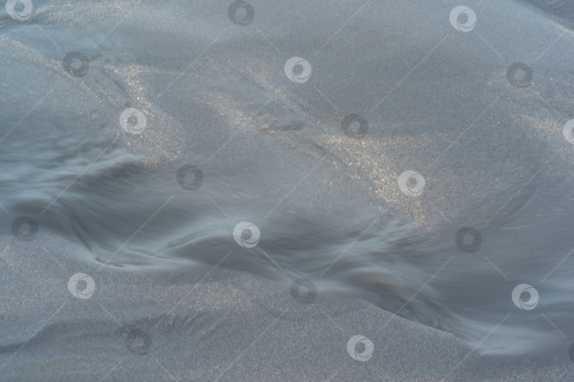 Скачать размытый природный фон, вода течет по пляжу из черного вулканического песка фотосток Ozero