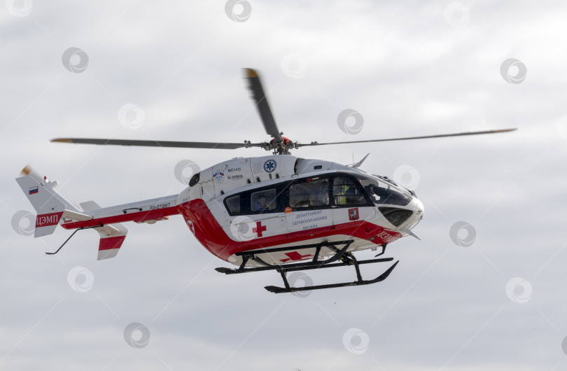 Скачать МОСКВА, РОССИЯ - 18 ноября: МОСКВА, РОССИЯ - 18 июня: посадка медицинского вертолета на месте в Москве 18 ноября 2019 года в России фотосток Ozero