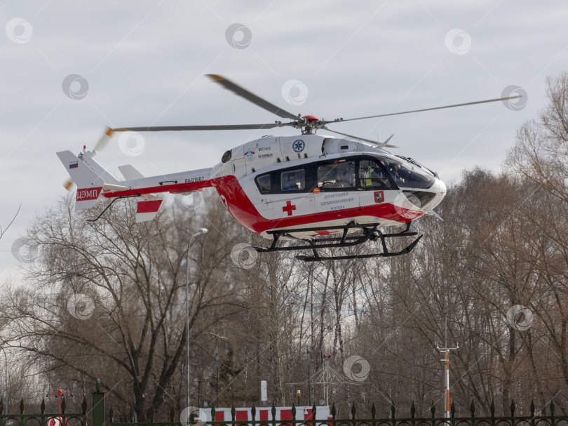 Скачать МОСКВА, РОССИЯ - 18 ноября: МОСКВА, РОССИЯ - 18 июня: посадка медицинского вертолета на месте в Москве 18 ноября 2019 года в России фотосток Ozero