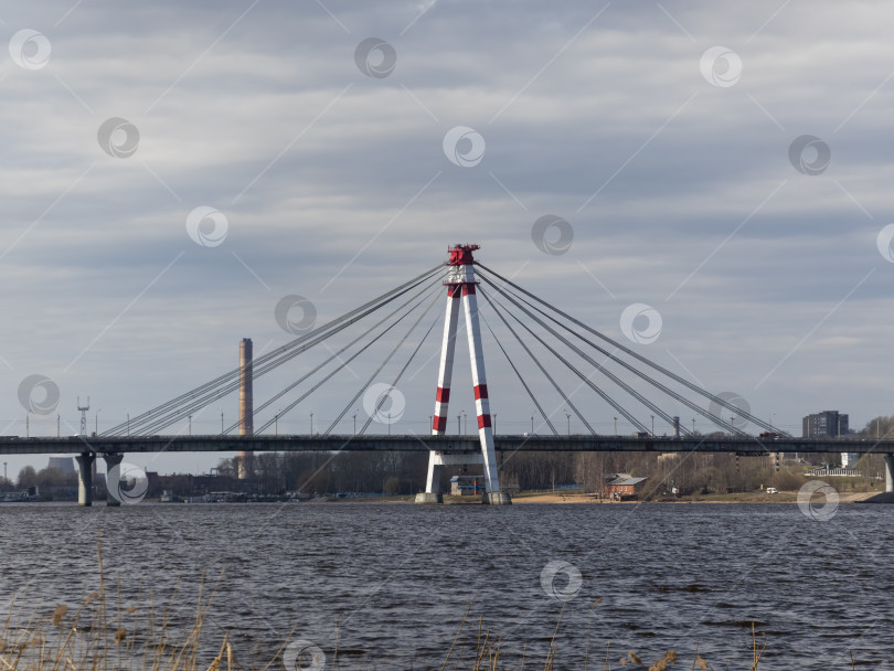 Скачать ЧЕРЕПОВЕЦ, РОССИЯ - 29 июня 2018 года: вантовый мост через реку, Россия Череповец фотосток Ozero