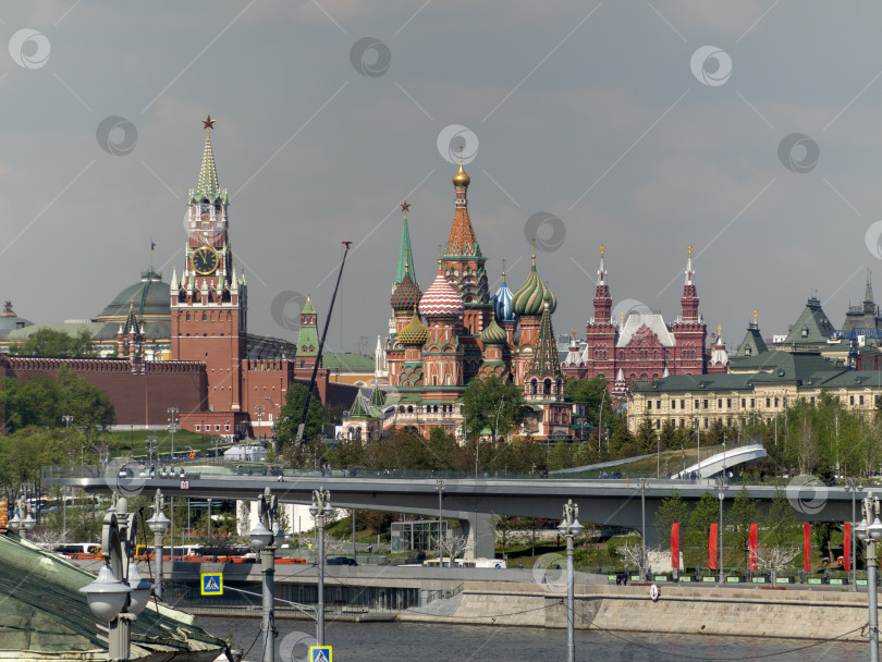 Скачать МОСКВА - 25 июля: Фрагмент наплавного моста парка Зарядье в Москве на фоне неба 25 июля 2019 года в Москве, Россия фотосток Ozero