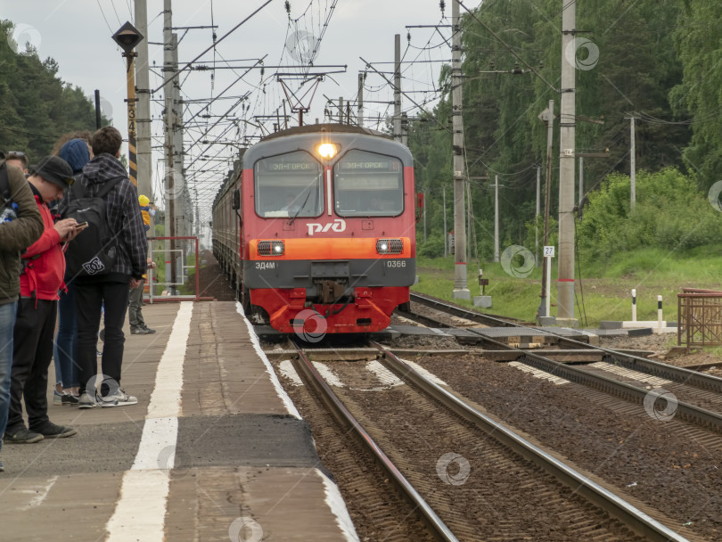 Скачать МОСКВА, РОССИЯ - 13 июля 2018 года: Скоростной поезд российских железных дорог "Ласточка" едет по железнодорожному пути фотосток Ozero