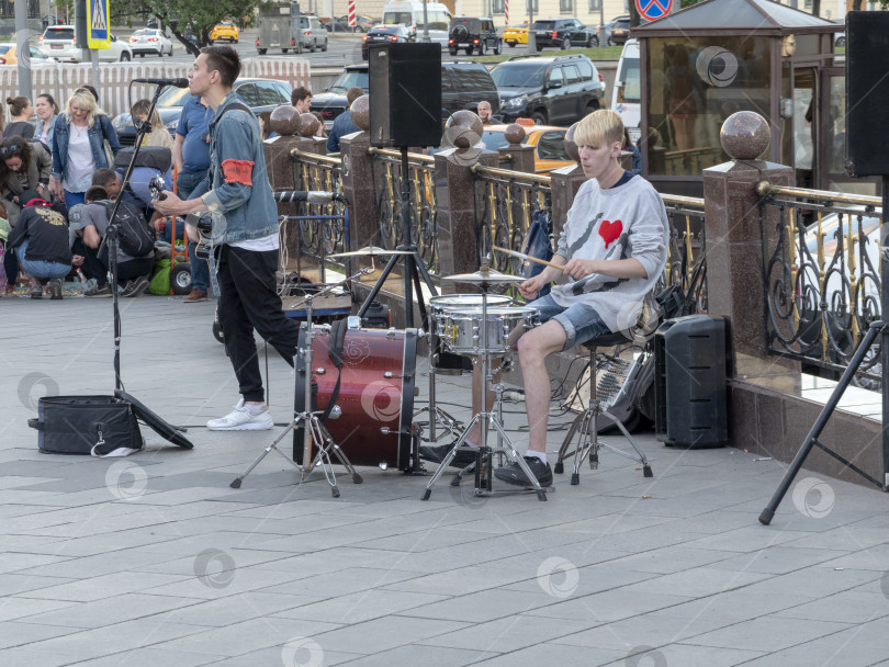 Скачать Москва, Россия, 20 сентября 2020 года: Выступление молодых уличных музыкантов на московском Арбате фотосток Ozero
