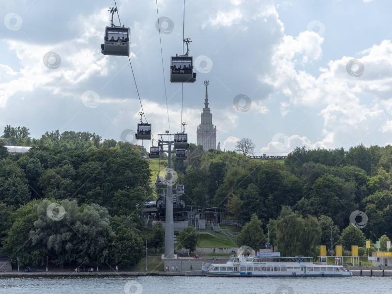 Скачать Москва, Россия - 25 июля 2019 года: Московская канатная дорога в Лужниках фотосток Ozero