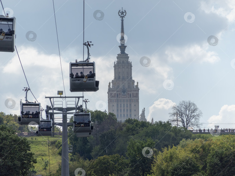 Скачать Москва, Россия - 25 июля 2019 года: Московская канатная дорога в Лужниках фотосток Ozero