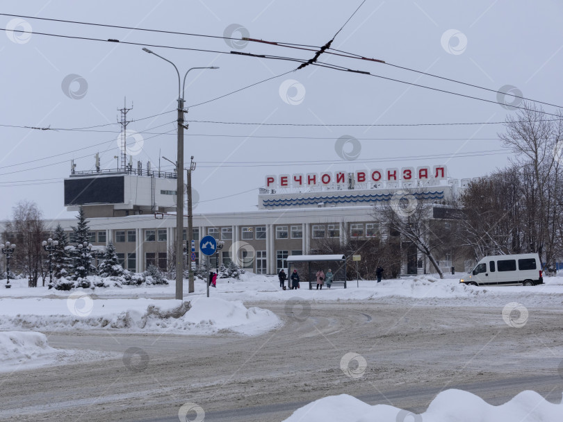 Скачать БАРНАУЛ - 21 января здание речного вокзала зимой на берегу реки Обь 21 января 2018 года в Барнауле, Россия фотосток Ozero
