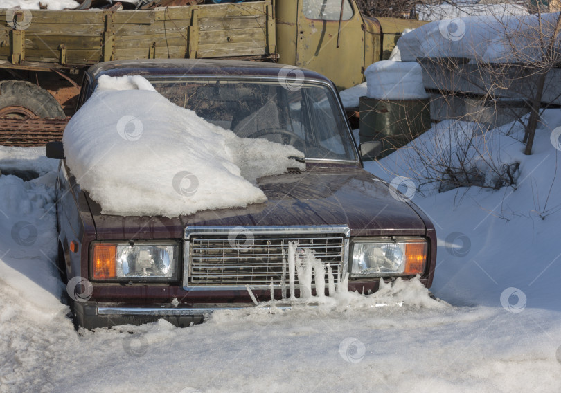 Скачать Заснеженный автомобиль на парковке городская сцена после снежной бури фотосток Ozero