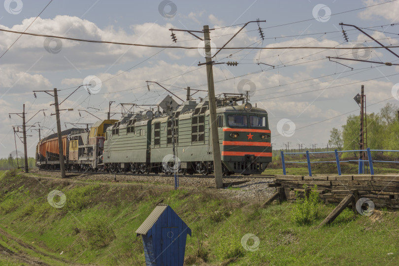 Скачать Зеленый грузовой поезд перевозит грузы по железной дороге фотосток Ozero