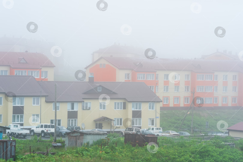 Скачать вид на поселок Южно-Курильск на острове Кунашир во время тумана фотосток Ozero